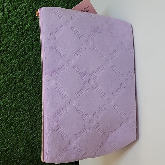 NWT JUICY COUTURE Travel Cosmetic Makeup Bag ,Wedge Pouch, Velour Lavender - Picture 13 of 17